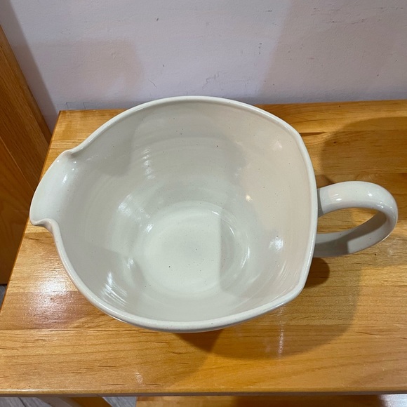 Handmade Strawberries Pottery bowl with handle and pour spout - Picture 6 of 9